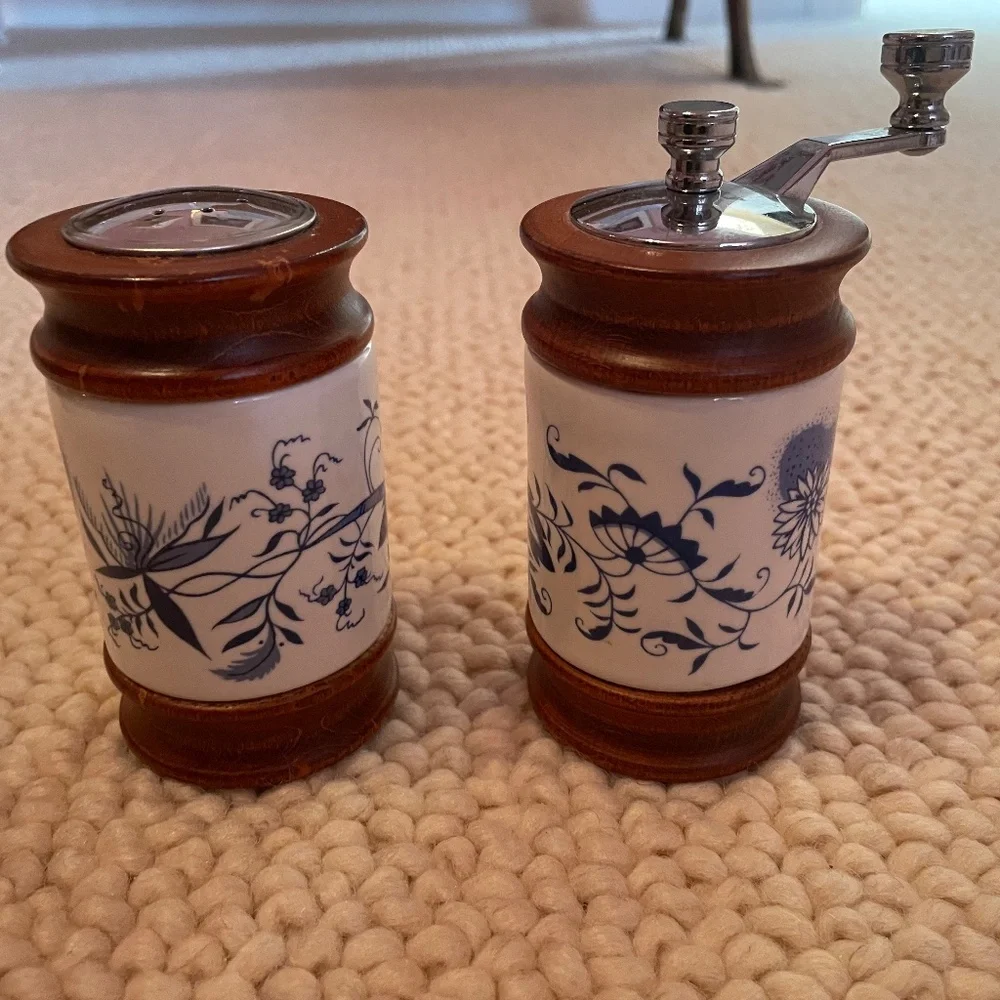 VINTAGE OLDE THOMPSON WOOD AND CERAMIC SALT SHAKER & PEPPER MILL , BLUE & WHITE - Picture 2 of 5